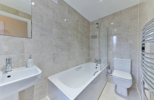 Brunel House | Royal Living Properties - 3 Bedroom Deluxe Bungalow