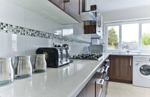 Brunel House | Royal Living Properties - 3 Bedroom Deluxe Bungalow