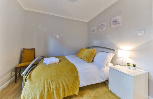 Brunel House | Royal Living Properties - 3 Bedroom Deluxe Bungalow