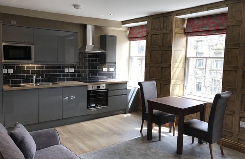 Old Town Apartment | Royal Mile Old Town 2 bedroom 2 bathroom by Castle