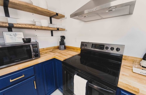 Madison Heights House | Royal Oak - Cheerful Centrally located 5 bedroom