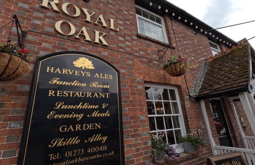Offham Apartment | Royal Oak Retreat - Sleeps 6, Pub & Pet Friendly