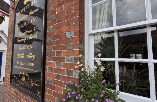 Offham Apartment | Royal Oak Retreat - Sleeps 6, Pub & Pet Friendly