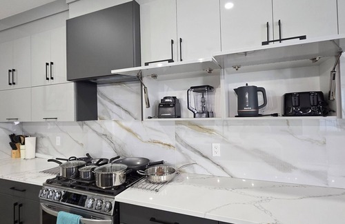 Southwest Edmonton House | Royal Palace-Luxurious Guest Lodge 5 Bedrooms 2 living rooms, 3.5 bathrooms.