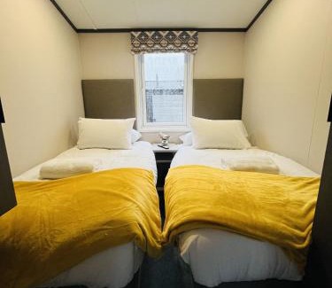 Allerthorpe Cabin | Royal Pines Lodge with Hot tub