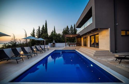 Starigrad Villa | Royal Promons - heated pool