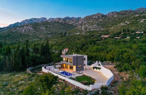 Starigrad Villa | Royal Promons - heated pool