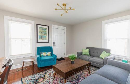 Mosby Apartment | Royal Respite Green Kings and Grey Queens Hideaway!