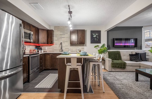 Chestermere House | Royal Retreat King beds in Chestermere, 20min to Calgary International Airport