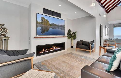 Central Coast House | Royal Retreat Peaceful Lakefront