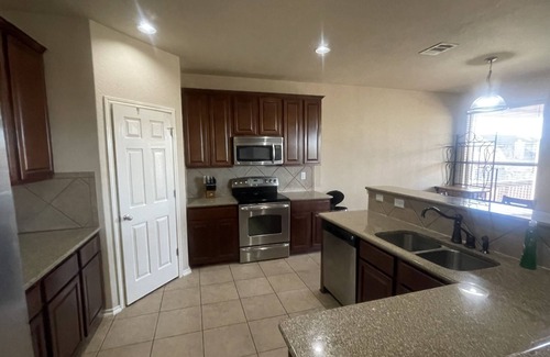 San Antonio House | Royal Retreat (Sea World, Fiesta Texas, Lackland A.F.B, Downtown)