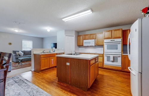 Northside House | Royal Retreat with enclosed yard and screened in back patio