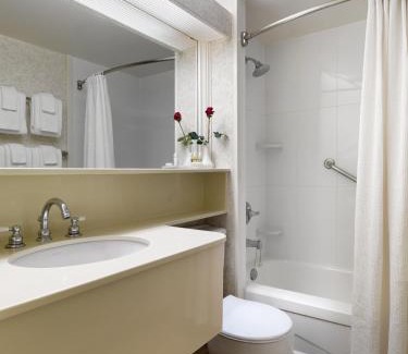 Inner Harbour Hotel | Royal Scot Hotel & Suites