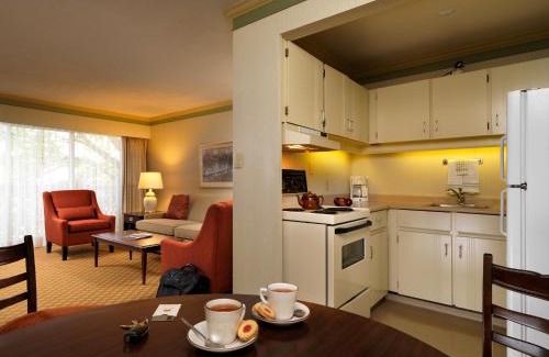 Inner Harbour Hotel | Royal Scot Hotel & Suites