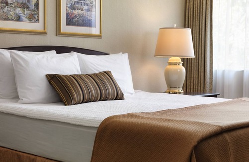 Inner Harbour Hotel | Royal Scot Hotel & Suites