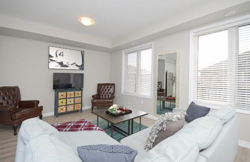 Oakville Apartment | Royal Stays Townhome Collection - 3 Bedroom Townhome in Oakville