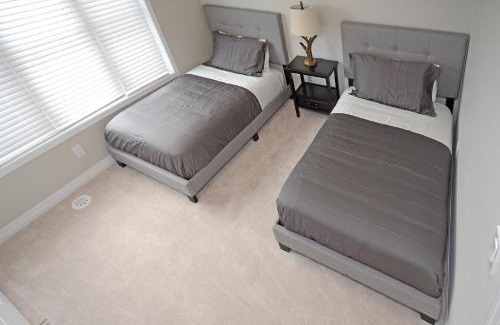 Oakville Apartment | Royal Stays Townhome Collection - 3 Bedroom Townhome in Oakville