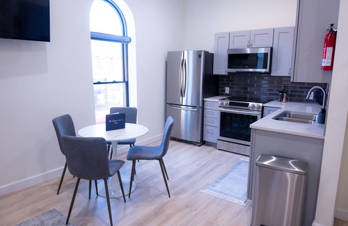 Bloomington Apartment | Royal Suite Modern Studio Downtown On The Square