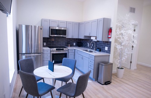 Bloomington Apartment | Royal Suite Modern Studio Downtown On The Square
