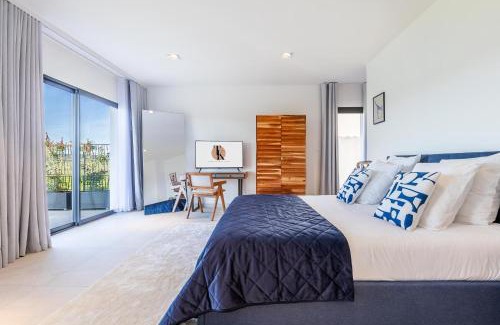 Plaissan Bed & Breakfast | Royal Tiki Lodges - Maison d'hôtes avec piscine chauffée - Chambres ou Villa entière - Villa SCL