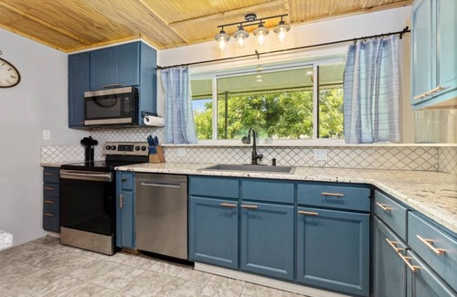 Chandler House | Royal Waters - Waterfront - Boat Rentals available