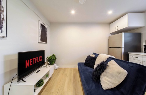 Jasper Place House | RoyalBlueBSMTsuite/KingBed/FreeParking/Netflix