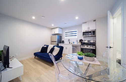 Jasper Place House | RoyalBlueBSMTsuite/KingBed/FreeParking/Netflix