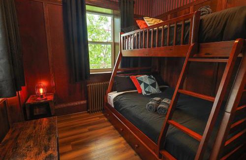 Beaupre Ski Chalet | Royale 1918, 6bdr, game room, net, pool & more