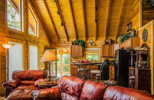 Davis House | ✧Royale Cabin- KING bed, hot tub, NO CLEANING FEE