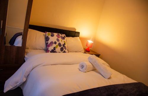 Northampton House | Royale Green View House- free parking, Wifi, Perfect for Contractors and Holiday