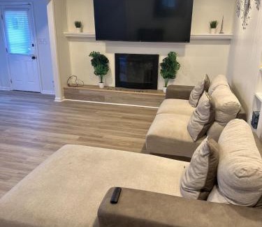 Gunter Afs House | Royale Palace Spacious 3brs 2 baths home