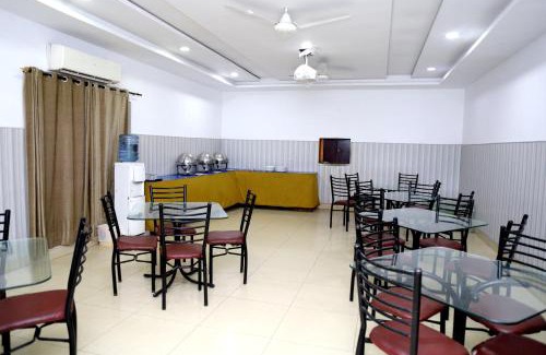 Johar Town Hotel | Royalz Hotel
