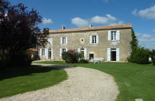 Sainte Gemme House | Royan, Proche des Plages, Demeure de Caractère Dans Logis Charentais du Xviième