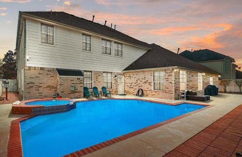 Champion Forest Villa | ROYCE mini-mansion with heated pool & spa Houston
