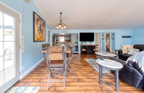 Duncans Mills House | RR Yacht Club: Beach+Hot tub+Outdoor fun!
