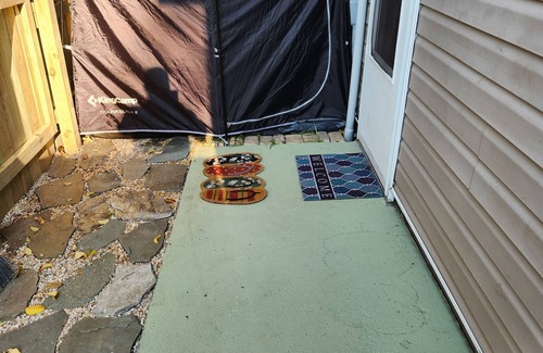 Bayview Apartment | RRRRAD Room by the beach with AC and Heat if needed in Norfolk. Big TV Too