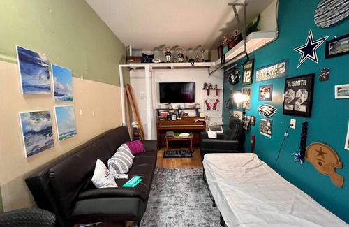 Bayview Apartment | RRRRAD Room by the beach with AC and Heat if needed in Norfolk. Big TV Too