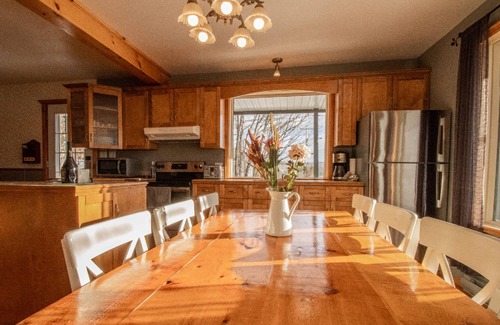 Saint-Leonard-de-Portneuf Ski Chalet | Rrustically decorated chalet on two floors with 4 bedrooms.