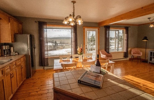 Saint-Leonard-de-Portneuf Ski Chalet | Rrustically decorated chalet on two floors with 4 bedrooms.