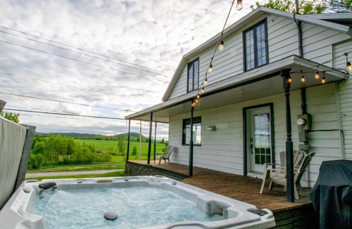 Saint-Leonard-de-Portneuf Ski Chalet | Rrustically decorated chalet on two floors with 4 bedrooms.