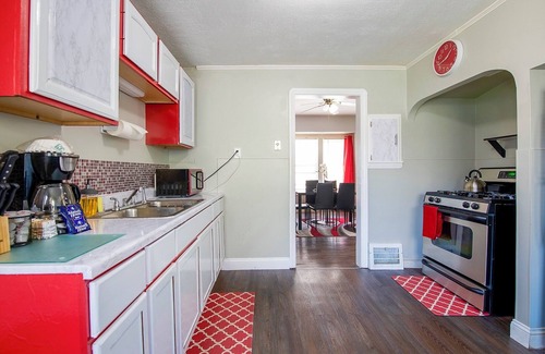 Cleveland House | Rubi Lounge: Comfy 1BR Lower Unit | Patio, Porch & Parking 8 Mins to Downtown