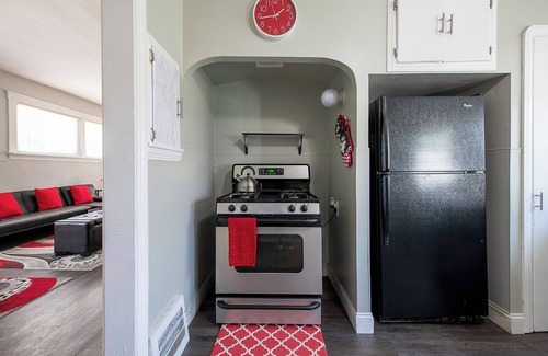 Cleveland House | Rubi Lounge: Comfy 1BR Lower Unit | Patio, Porch & Parking 8 Mins to Downtown
