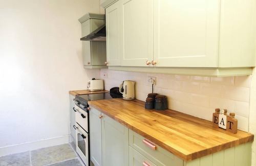 Penrith House | Ruby Cottage is a boutique retreat in Penrith, just steps from shops, pubs and restaurants, and moments from the Lake District. With stylish comfort and a private patio, it’s the perfect base for romantic escapes or small group adventures.