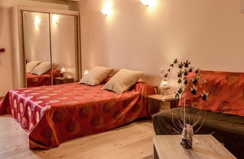 Le Clerjus Bed & Breakfast | Ruby Room: Elegance and Comfort in the Heart of Nature