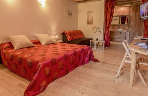 Le Clerjus Bed & Breakfast | Ruby Room: Elegance and Comfort in the Heart of Nature