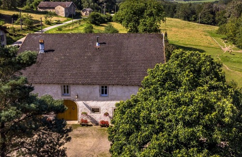 Le Clerjus Bed & Breakfast | Ruby Room: Elegance and Comfort in the Heart of Nature
