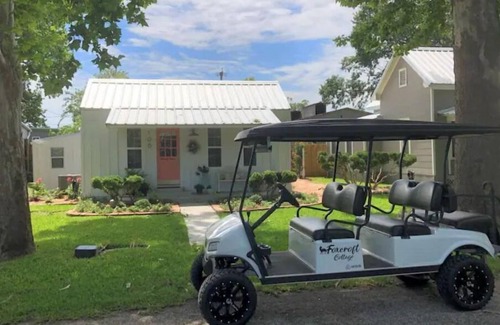 Smithville House | Ruby's Foxcroft Cottage -Steps from Downtown!nSleeps 6, Covered Deck, Golf Cart