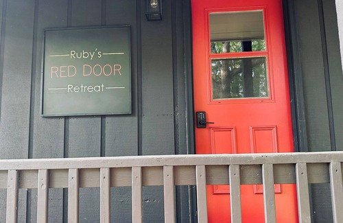 New London Cabin | Ruby's Red Door Retreat on Swenson Lake welcomes you to serenity
