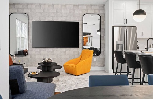 Florida Center House | Ruby’s Retreat | Luxe suites, big PVT pool & patio - mins to Universal & airport