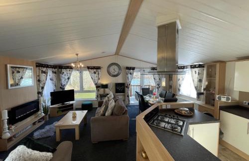 Tattershall House | Rudd lake Luxury lakeside lodge with fishing & hot tub@Tattershall